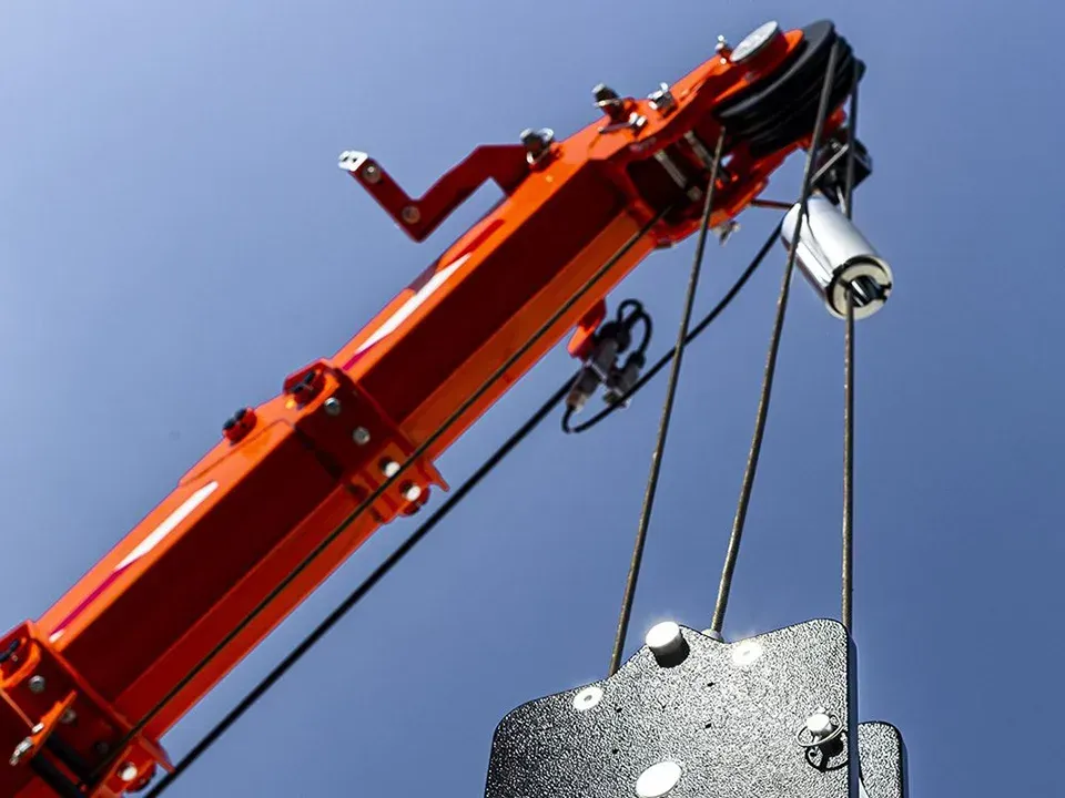 La mini grue araignée qui intervient là où les autres s'arrêtent